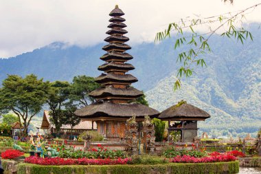 Endonezya, Bali 'de bulutlu bir günde Beratan Su Tapınağı' nda geleneksel Balili Pagoda 