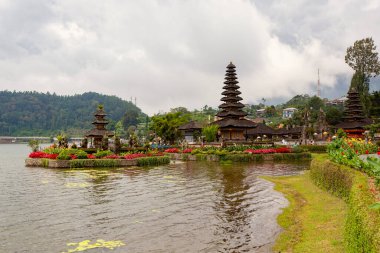 Endonezya, Bali 'de bulutlu bir günde Beratan Su Tapınağı' nda geleneksel Balili Pagoda 