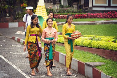  Balili kadın geleneksel olarak sabah ayinleri için tapınağa adak getiriyor, Ubud, Bali
