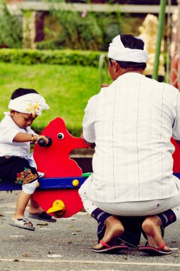 Balili bir adam oğluyla oyun bahçesinde, Bali, Endonezya