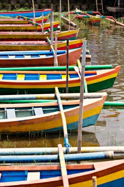 BALI, INDONEZYA - Şubat 2020: Ulun Danu Beratan Tapınağı yakınlarındaki renkli tekneler, Bali, Endonezya