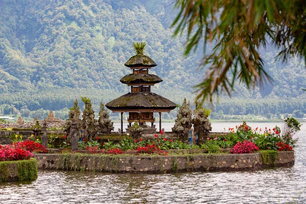 Traditional Balinese Pagoda Beratan Water Temple Cloudy Day Bali Indonesia — Zdjęcie stockowe