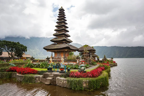 Traditional Balinese Pagoda Beratan Water Temple Cloudy Day Bali Indonesia — Foto de Stock