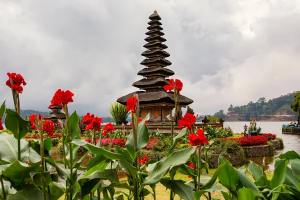 Traditional Balinese Pagoda Beratan Water Temple Cloudy Day Bali Indonesia — Foto de Stock