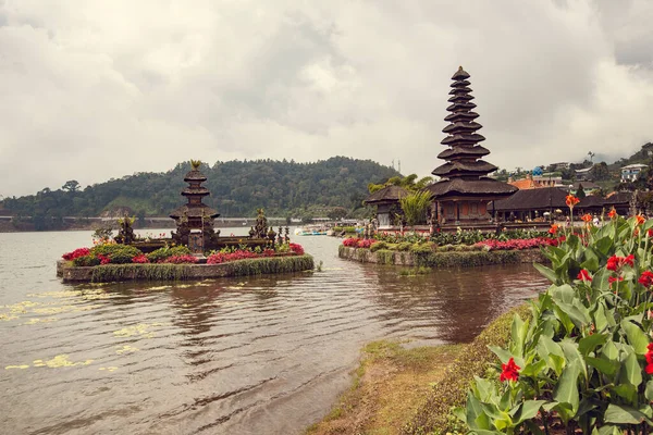 Traditional Balinese Pagoda Beratan Water Temple Cloudy Day Bali Indonesia — Fotografia de Stock