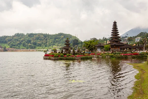 Traditional Balinese Pagoda Beratan Water Temple Cloudy Day Bali Indonesia — Foto de Stock