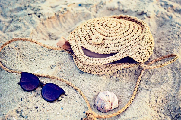 Torba Słomę Okularami Przeciwsłonecznymi Muszlą Plaży Koncepcja Podróży — Zdjęcie stockowe