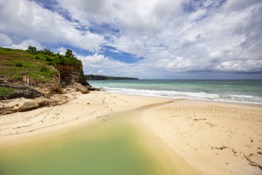 Rocky sahili, deniz manzaralı.
