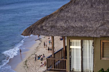 BALI, INDONEZYA - Mart 2020: otel lobisinin balkonundan deniz manzarası. Bingin sahilinde güzel bir tatil köyü. Bali villa, sahil evi, Pecatu, Güney Kuta, Bali, Endonezya