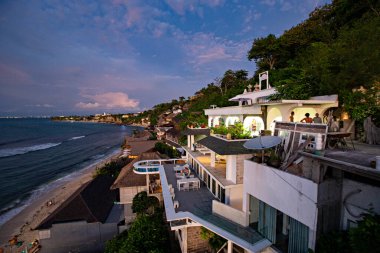 BALI, INDONEZYA - Mart 2020: otel lobisinin balkonundan deniz manzarası. Bingin sahilinde güzel bir tatil köyü. Bali villa, sahil evi, Pecatu, Güney Kuta, Bali, Endonezya