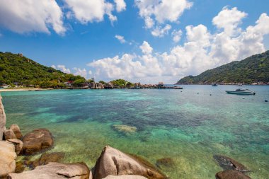 Yeşil dağ ve turkuaz denizli cennet adası