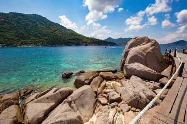 Yeşil dağ ve turkuaz denizli cennet adası