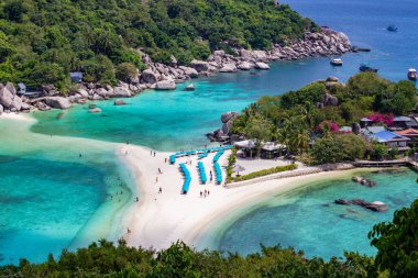 Turkuaz ve mavi deniz kenarlı yeşil dağların havadan görünüşü, Koh Tao, Tayland