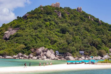Koh Tao adasındaki cennet kumsalı turkuaz su ve şemsiyeli, Koh Tao, Tayland 