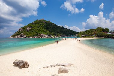 Koh Tao adasındaki cennet kumsalı turkuaz su ve şemsiyeli, Koh Tao, Tayland 