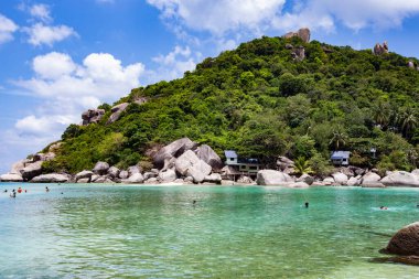 Deniz manzarası ve büyük kayalar, Koh Tao, Tayland 'ın güzel kıyıları.