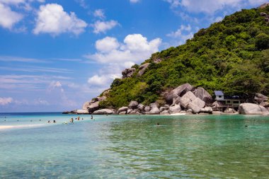 Deniz manzarası ve büyük kayalar, Koh Tao, Tayland 'ın güzel kıyıları.