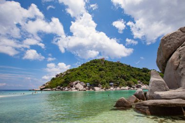 Deniz manzarası ve büyük kayalar, Koh Tao, Tayland 'ın güzel kıyıları.