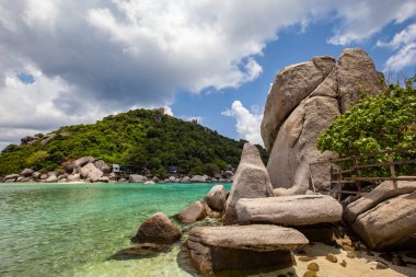 Deniz manzarası ve büyük kayalar, Koh Tao, Tayland 'ın güzel kıyıları.