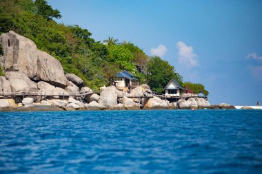 KOH TAO, THAILAND - Mart 2019: Koh Tao, Tayland 'da deniz kenarındaki tropik villaların kıyı manzarası