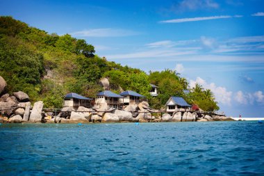 KOH TAO, THAILAND - Mart 2019: Koh Tao, Tayland 'da deniz kenarındaki tropik villaların kıyı manzarası