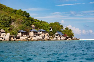 KOH TAO, THAILAND - Mart 2019: Koh Tao, Tayland 'da deniz kenarındaki tropik villaların kıyı manzarası