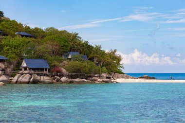 KOH TAO, THAILAND - Mart 2019: Koh Tao, Tayland 'daki tropik villaların havadan görünüşü