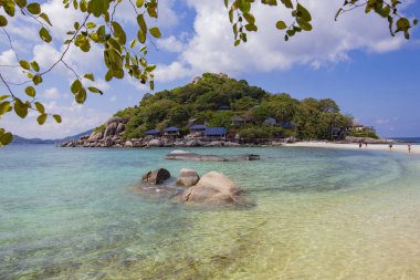 KOH TAO, THAILAND - Mart 2019: Koh Tao, Tayland 'daki tropik villaların havadan görünüşü