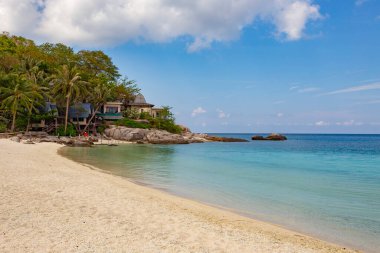 KOH TAO, THAILAND - Mart 2019: Koh Tao, Tayland 'daki tropik villaların havadan görünüşü