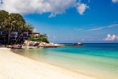 KOH TAO, THAILAND - Mart 2019: Koh Tao, Tayland 'daki tropik villaların havadan görünüşü