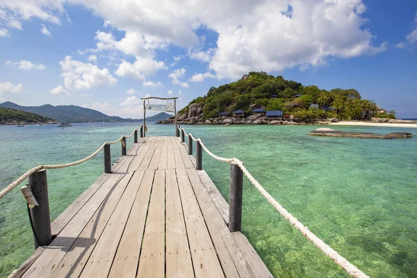 Wooden Pier Leading Turquoise Sea Green Mountains Koh Tao Thailand — Fotografia de Stock