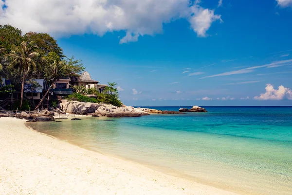 KOH TAO, THAILAND - Mart 2019: Koh Tao, Tayland 'daki tropik villaların havadan görünüşü