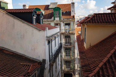 LISBON, PORTUGAL - Haziran 2019: Lizbon, Portekiz 'in tarihi merkezinde geleneksel Portekiz ev cephesi