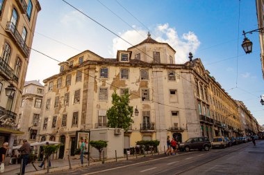 LISBON, PORTUGAL - Haziran 2019: Lizbon, Portekiz 'in tarihi merkezinde geleneksel Portekiz ev cephesi