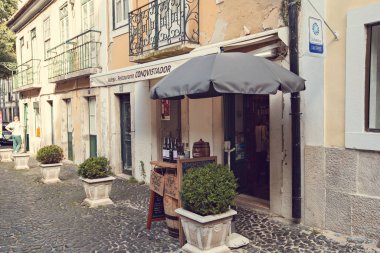 LISBON, PORTUGAL - Haziran 2019: Geleneksel Portekiz mimarisi, kafeye giriş, restoran, Lizbon 'da dükkan