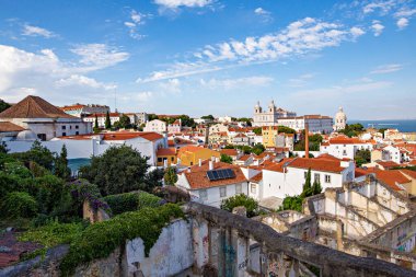 LISBON, PORTUGAL - Temmuz 2019: Lizbon 'un panoramik manzarası, Lizbon, Portekiz