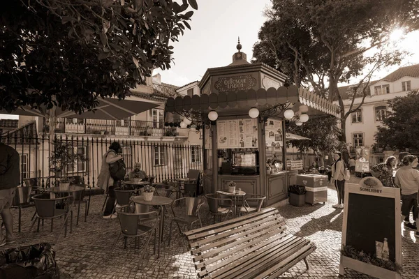 Lisabon Portugalsko Červen 2019 Pouliční Kavárna Stolky Venku Lidmi Sedícími — Stock fotografie