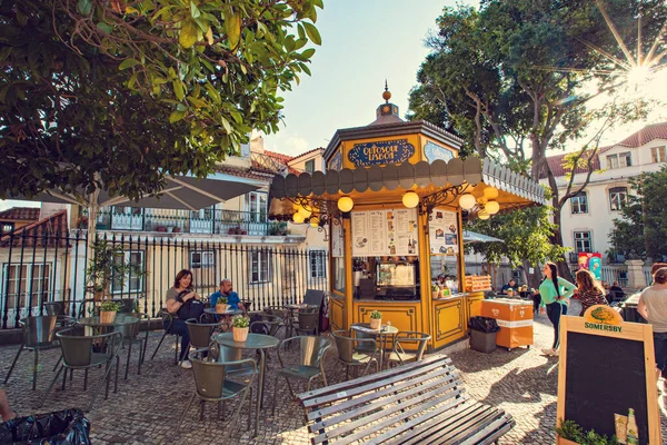 Lissabon Portugal Juni 2019 Straßencafé Mit Tischen Draußen Und Menschen — Stockfoto