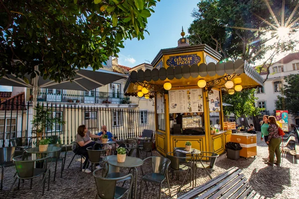 Lisboa Portugal Junio 2019 Café Callejero Con Mesas Afuera Gente — Foto de Stock