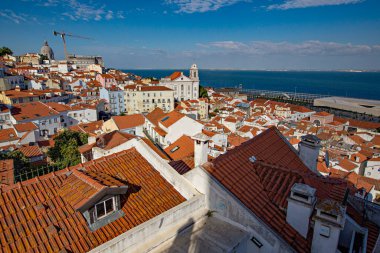 LISBON, PORTUGAL - Temmuz 2019: Lizbon 'un panoramik manzarası, Lizbon, Portekiz