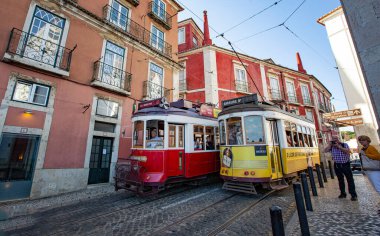 LISBON, PORTUGAL - Haziran 2019: Lizbon, Portekiz caddesinde akan tarihi tramvay