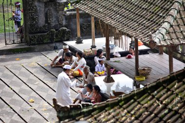 Endonezya 'nın Bali kentindeki Tirta Empul tapınağında düzenlenen tören sırasında Bali halkı