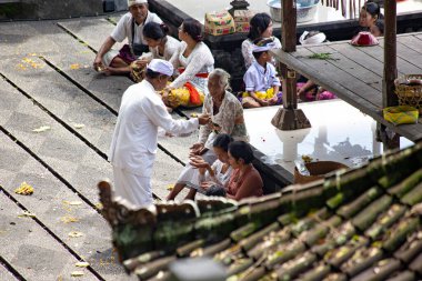 Endonezya 'nın Bali kentindeki Tirta Empul tapınağında düzenlenen tören sırasında Bali halkı