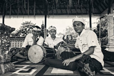 Sabah tapınağında Balili müzisyen, Bali, Endonezya