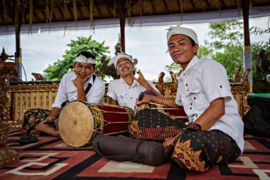 Sabah tapınağında Balili müzisyen, Bali, Endonezya