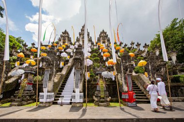 BALI, INDONEZYA - Mart 2020: Lempuyang Tapınağındaki taş merdivenler veya Cennetin Kapıları, Bali, Endonezya