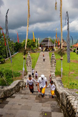 BALI, INDONEZYA - Mart 2020: Lempuyang Tapınağındaki taş merdivenler veya Cennetin Kapıları, Bali, Endonezya