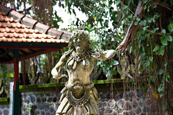 Magnificent Weathered Asian Statue Green Garden — Stockfoto