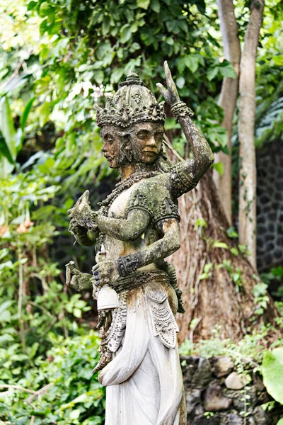 Wspaniała Azjatycka Statua Zielonym Ogrodzie — Zdjęcie stockowe