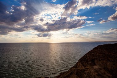 Denizde gün batımı, resim gibi gökyüzü arkaplanı